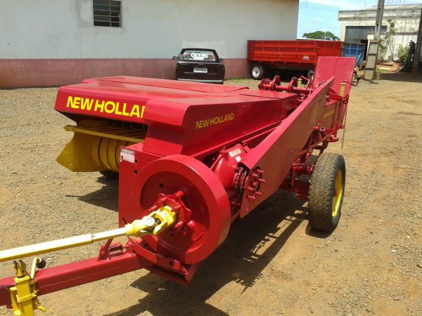 Enfardadeira New Holland, 271